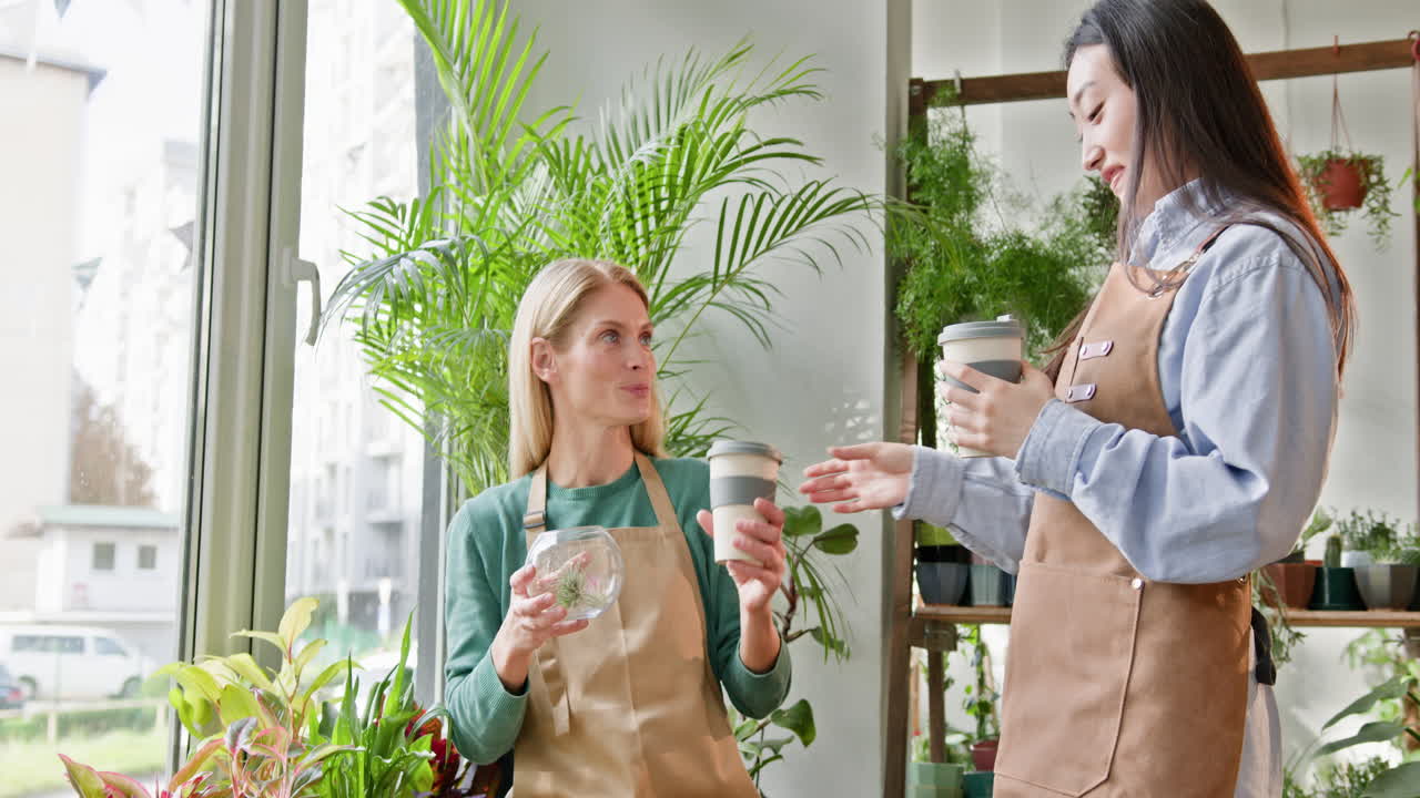 식물 가게 에서 이야기 하는 여자 들