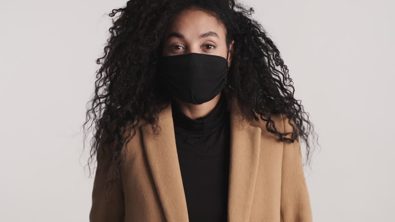 아프리카계 미국인 여성이 카메라를 보고 있습니다.