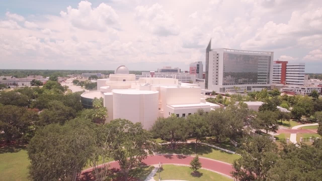 dolly aéreo hacia atrás, que muestra a orlando en un día nublado desde arriba