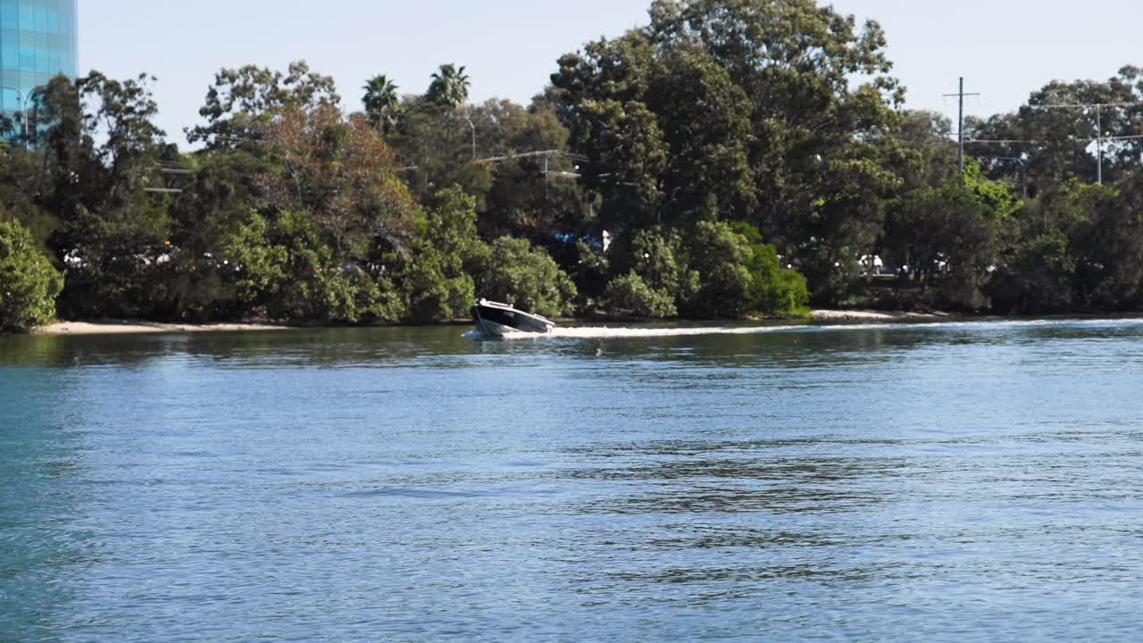 un barco se mueve a lo largo de un canal pintoresco