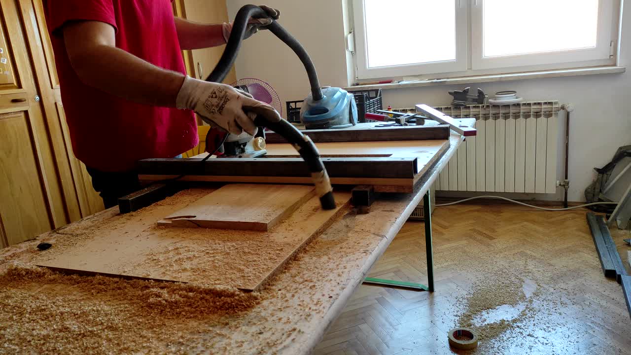 Pölyn puhdistus puusepän verstaalta jyrsinnän jälkeen yläjyrsimellä.
