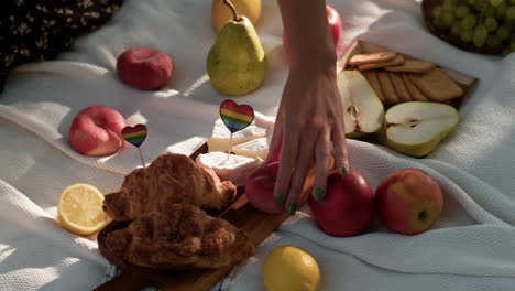 Pareja-Preparando-Picnic