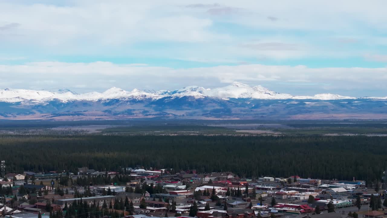 telefoto tomada por un dron de las montañas del parque nacional de yellowstone