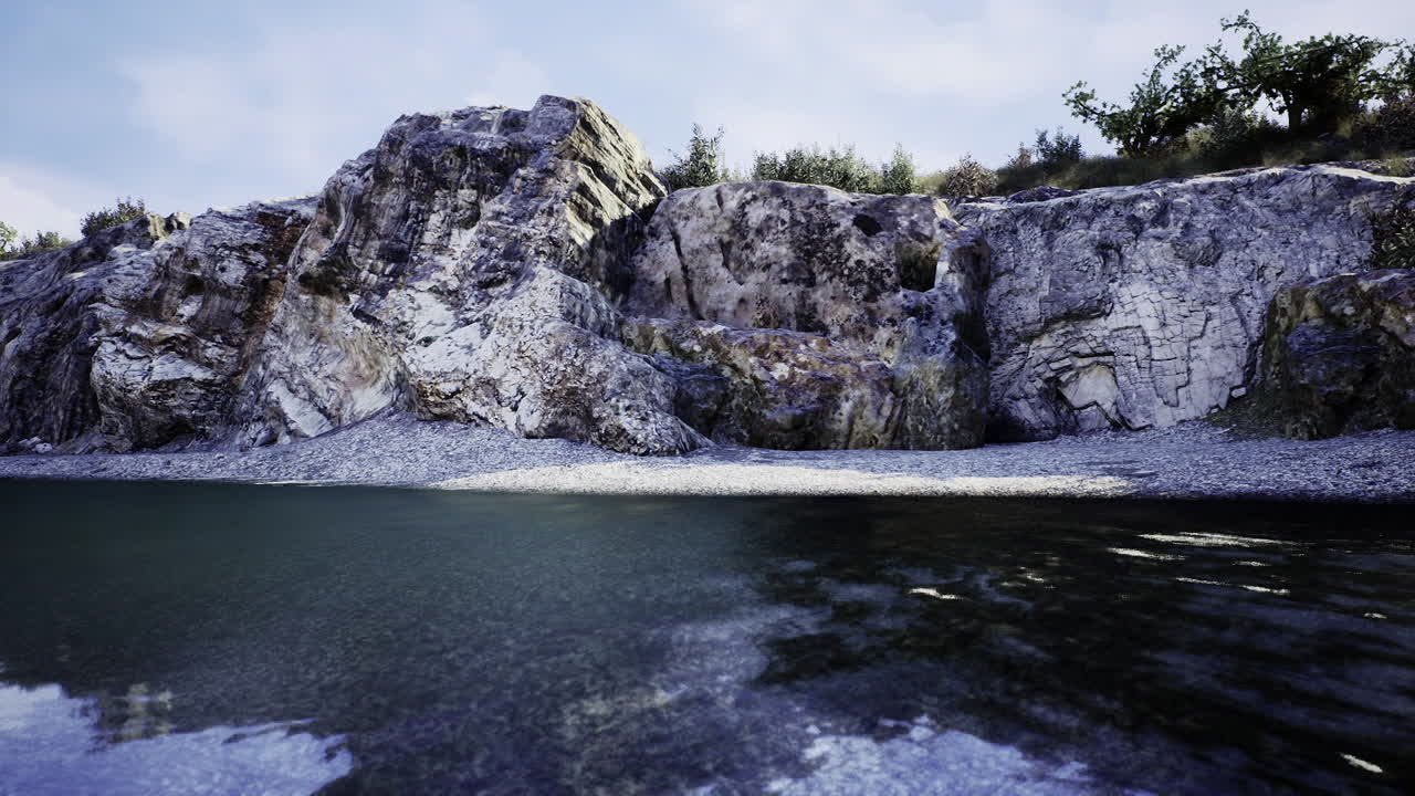 La superficie d'acqua silenziosa rispecchia scogliere imponenti e l'orizzonte lontano.