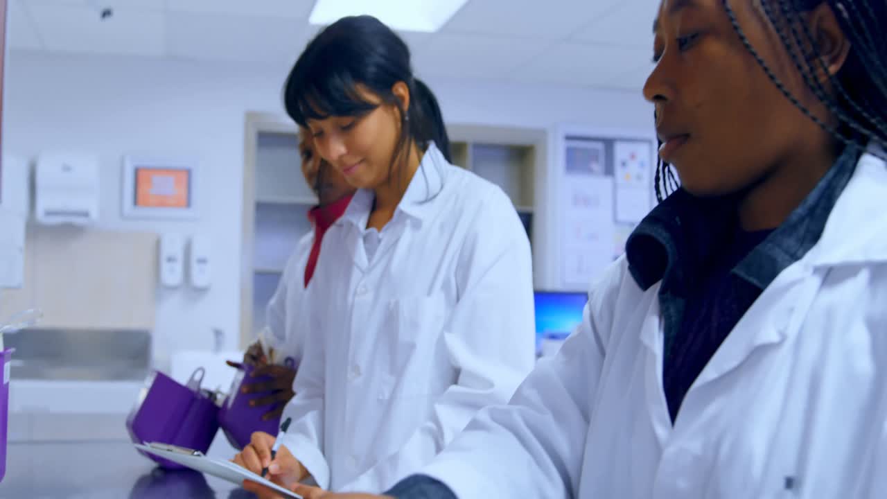 Tecnico di laboratorio che controlla il peso delle sacche di sangue 4k