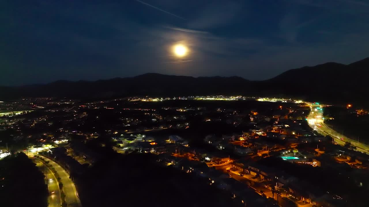 미국 캘리포니아 주 로스앤젤레스의 산타 클라리타 주거 지역 위의 보름달의 항공 전망