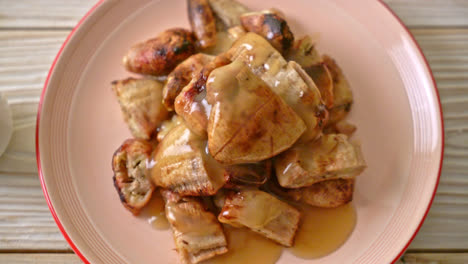 plátanos a la parrilla con salsa de caramelo de coco en el plato
