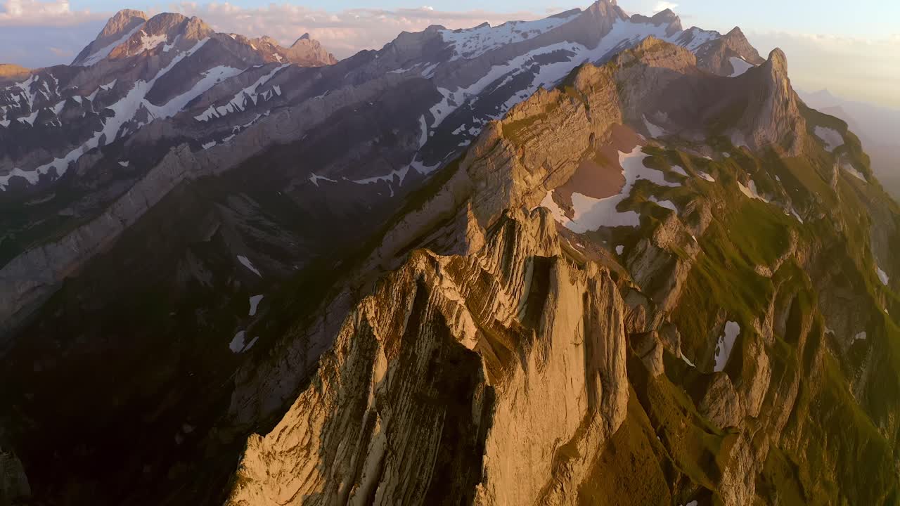 esta es una foto tomada con un dron de la montaña schaefler en suiza