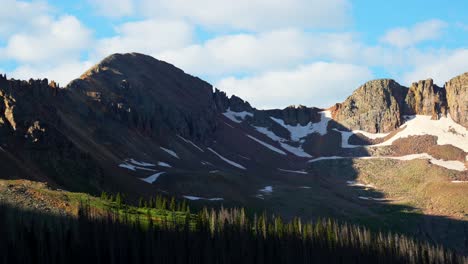 Chicago-Becken-Colorado-Silverton-Rucksackreisen-San-Juan-Range-Jupiter-Rocky-Mountains-Mount-Eulos-Nord-Sommer-Gipfel-Schneekappe-Schmelzen-Fourteener-Sonnenlicht-Windom-Peak-Silverton-Juli-Blauer-Himmel-Wolken-Heranzoomen