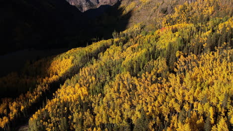 Vista-Aérea-Del-Paisaje-Idílico-En-El-Soleado-Día-De-Otoño