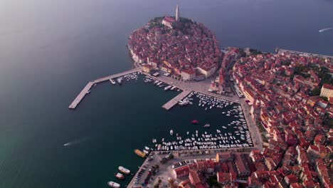 Ciudad-Antigua-Rovinj-Con-Puerto-En-El-Mar-Adriático-Durante-El-Día-Brumoso,-Antena