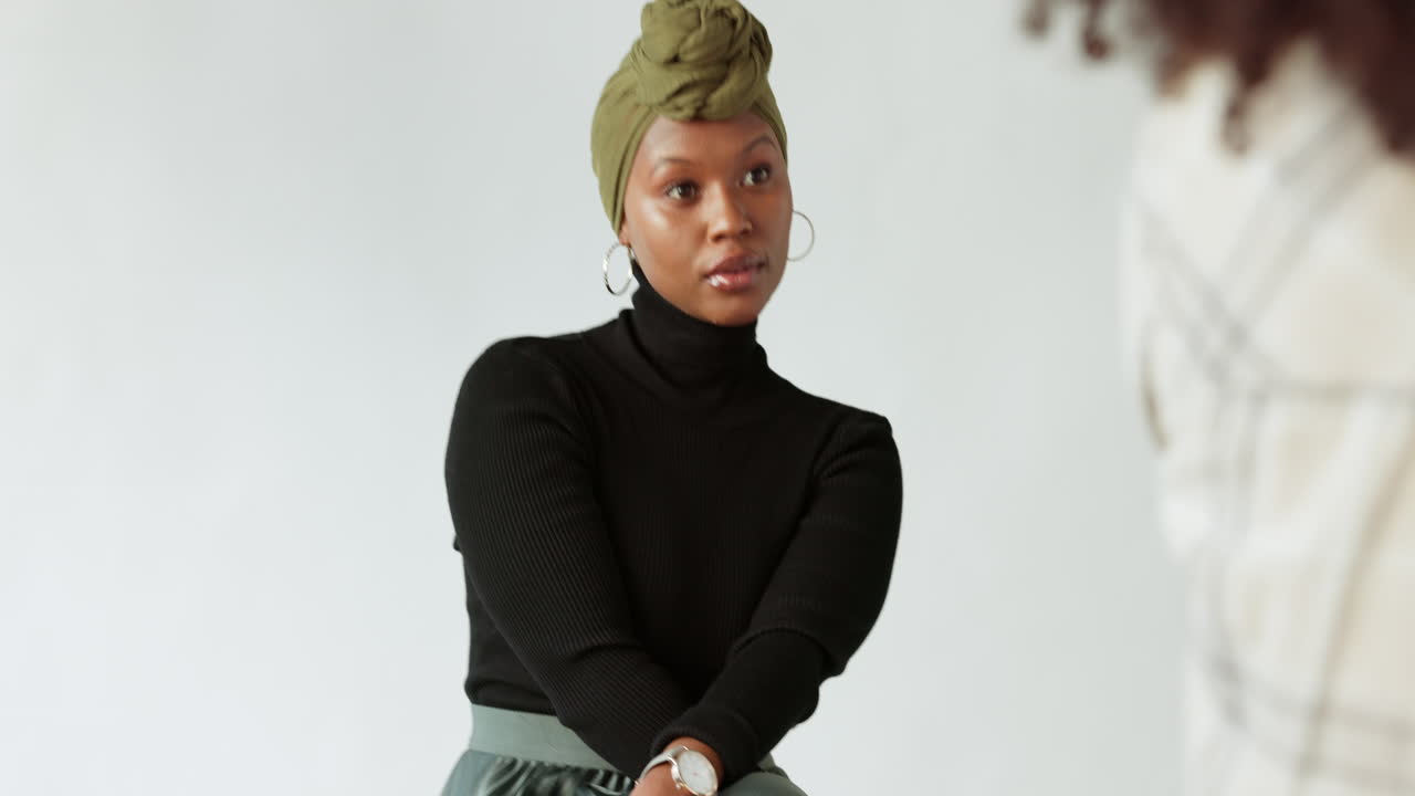 черная модель на фотосессии в студии