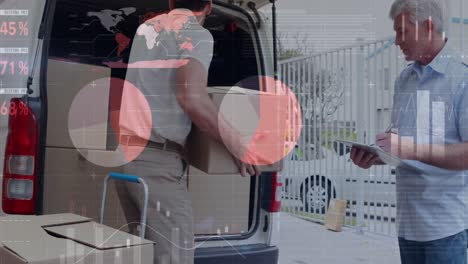 procesamiento de datos estadísticos contra el repartidor caucásico apilando cajas en su furgoneta de reparto