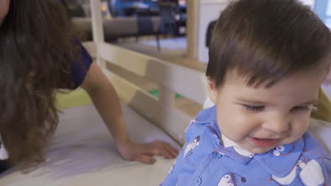 una madre jugando con su bebé con un juguete.