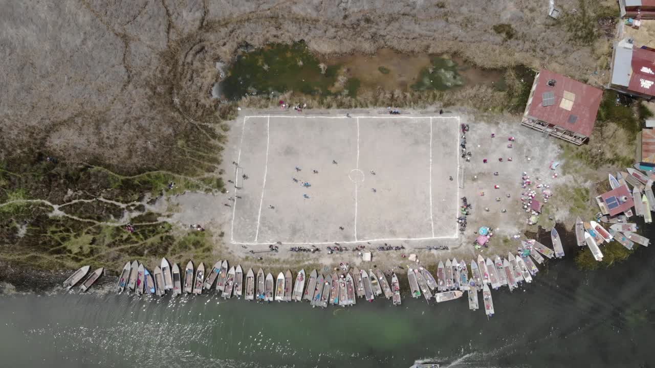 Ripresa aerea verticale del campo da calcio del Titicaca e delle barche usate dai giocatori