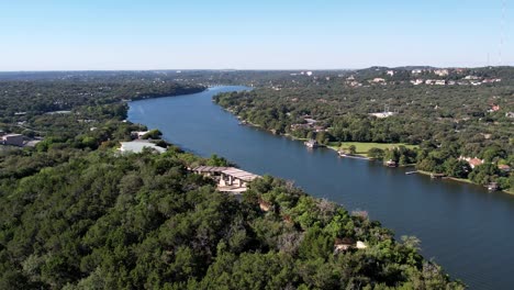 Tiro-Giratorio-De-Drones-Aéreos-Sobre-Parque-Encubierto-En-El-Monte-Bonnell-Al-Lado-Del-Río-Colorado-En-Austin,-Texas-Durante-El-Día