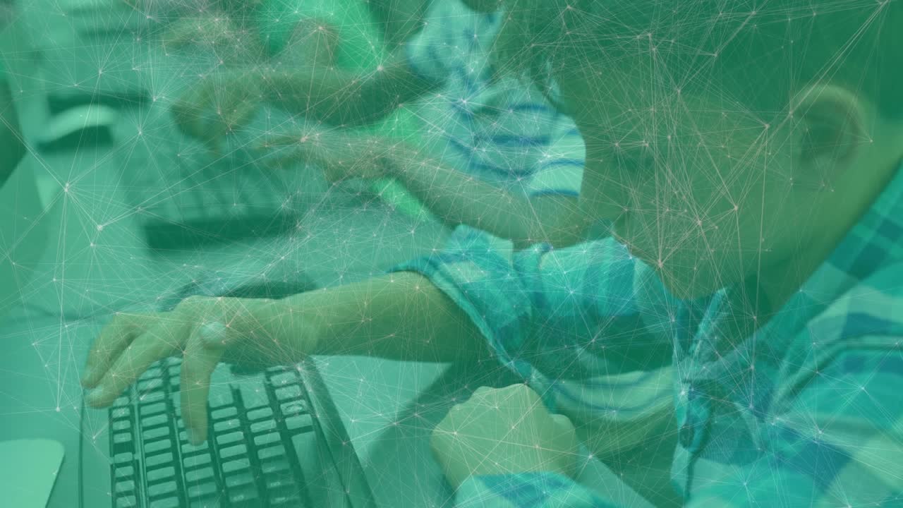 Animation af prikker forbundet med linjer over kaukasisk dreng, der bruger computer i skolen