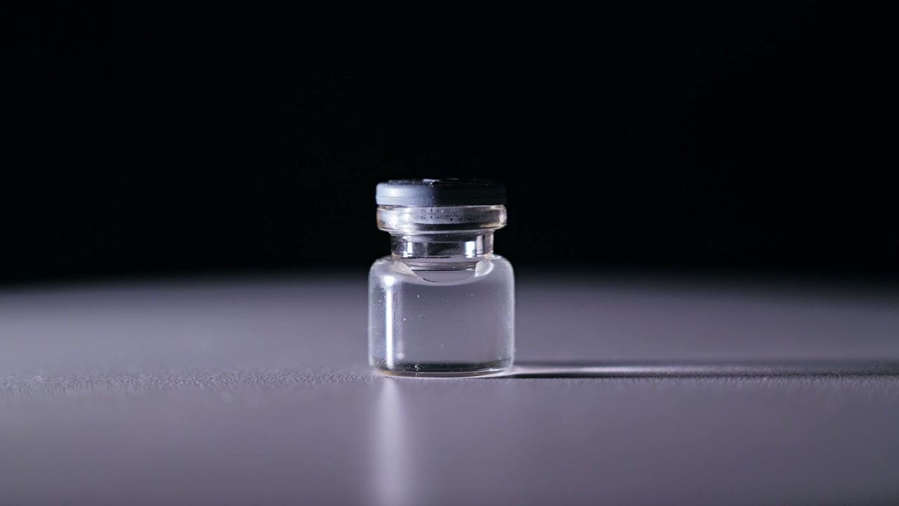 Fiala sterile minimale che simboleggia vaccini biotecnologici e ricerca virale.