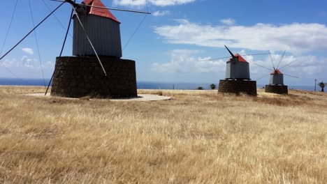 Tiro-Inclinado-De-Un-Molino-De-Viento-Fuera-De-Producción-En-La-Isla-Desierta-De-Porto-Santo,-Isla-Seca-Que-Tiende-A-Atrapar-El-Viento,-Por-Lo-Que-Se-Construyó-Un-Gran-Número-De-Molinos-De-Viento-Allí