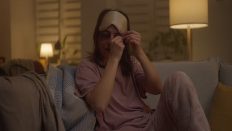 mujer con una máscara para dormir en casa