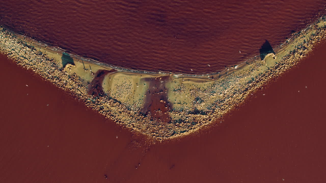 ⁇ 은 날 해변에  ⁇ 는 분홍색 바다 파도. 명상적인 조용한 바다 풍경.