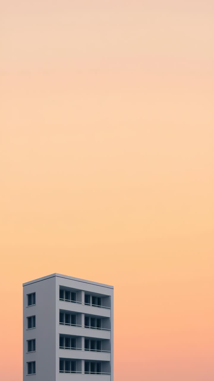 Concetto video minimalista che presenta un'inquadratura dal basso di un edificio solitario contro un cielo pastello