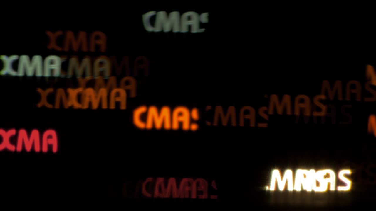 hermoso texto de navidad en forma de bokeh del coche en movimiento y semáforos en el concepto de fondo de la noche, navidad, invierno o vacaciones, espacio de copia