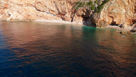 hermosa playa aislada de croacia, acantilados en el mar adriático, vista aérea