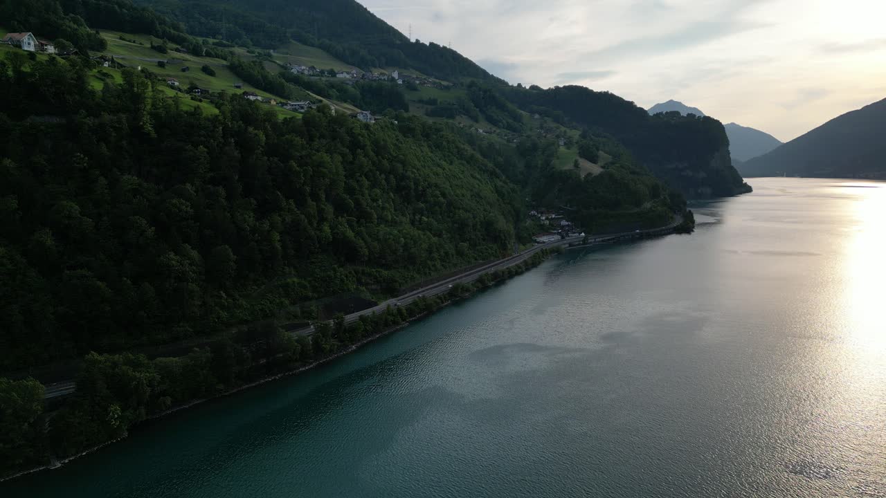hermoso atardecer en el lago walensee adornado por la carretera de la ladera de la montaña