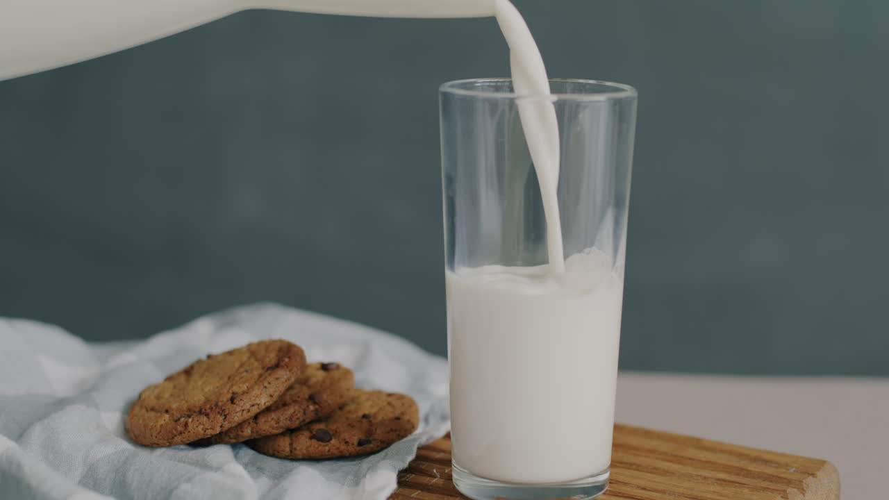 молоко и печенье