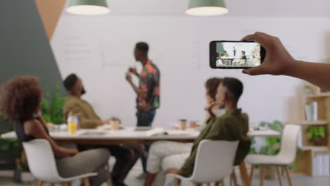 empresarios profesionales celebrando el éxito disfrutando de la victoria corporativa líder del equipo empresario entusiasmado colega usando teléfono inteligente tomando video de la presentación compartiendo en las redes sociales