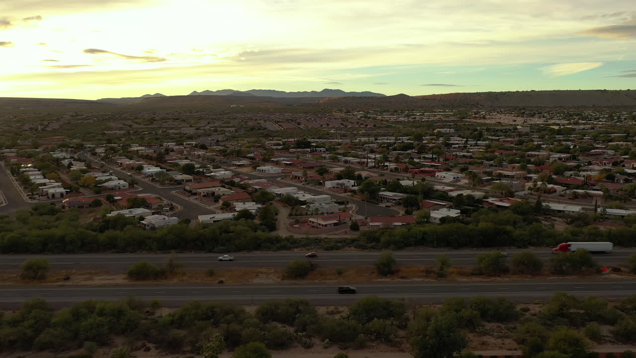 Autostrada di Nogales che attraversa la città di Green Valley, Arizona, ripresa aerea all'alba.