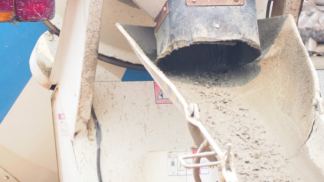 서 트럭에서 콘크리트를 는 흐름은 건물의 강화를 위해 액체 콘크리트 기초로 습니다. 건물 건설 및 산업 개념. 모션 4k b- 롤 영상