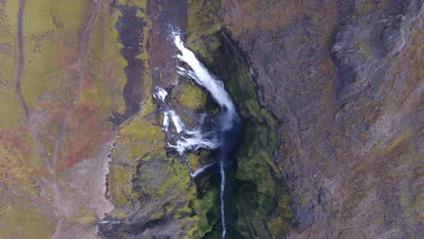 vista vertical de la cascada de glymur en islandia. día nublado