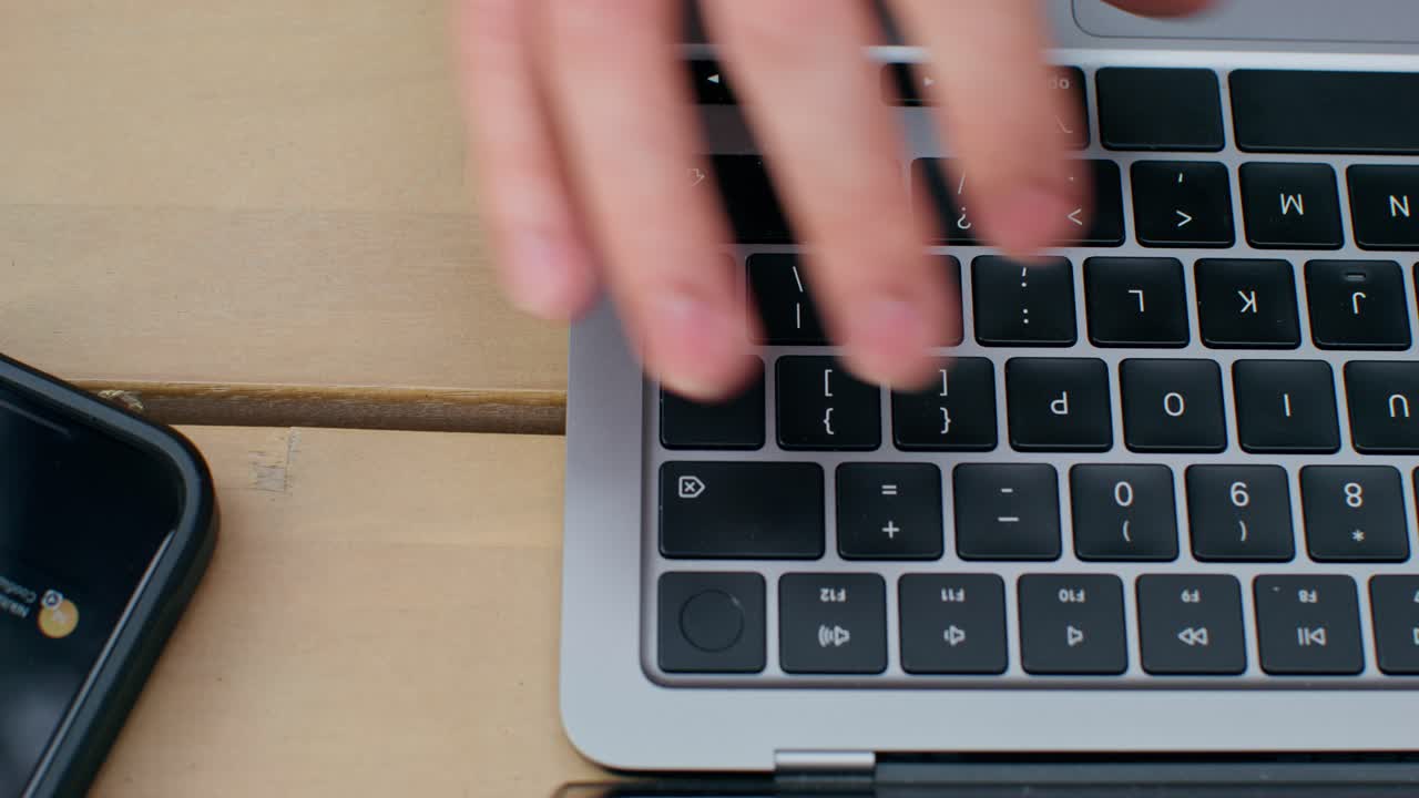 노트북 키보드에 입력하는 사람