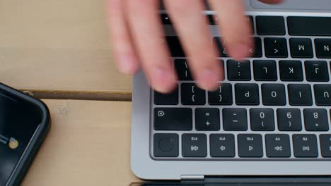 persona escribiendo en el teclado de una laptop