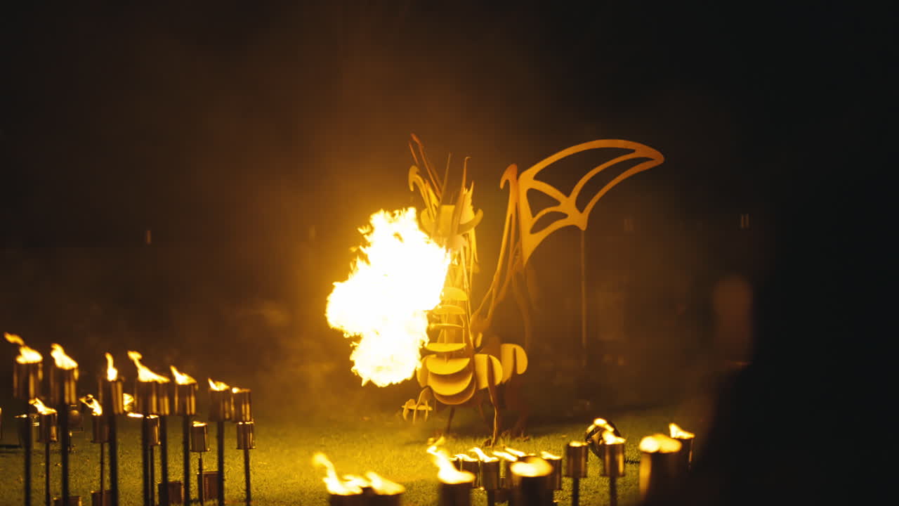 레드 드래곤은 비비드 시드니의 일부로 화재 설비에서 불을  ⁇ 고 있습니다.