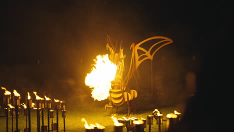 Dragón-Rojo-Respirando-Fuego-En-Una-Instalación-Contra-Incendios-Como-Parte-De-Vivid-Sydney