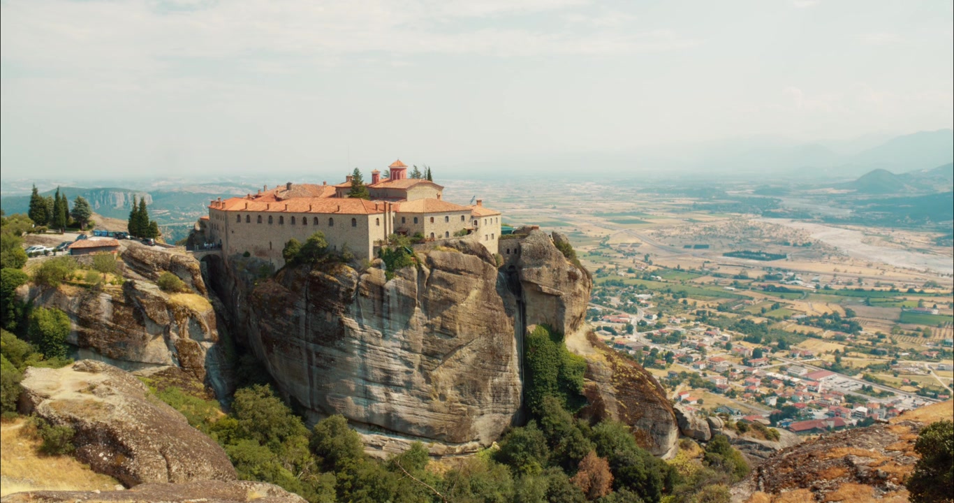 Monastero arroccato su un'alta formazione rocciosa a Meteora, Grecia