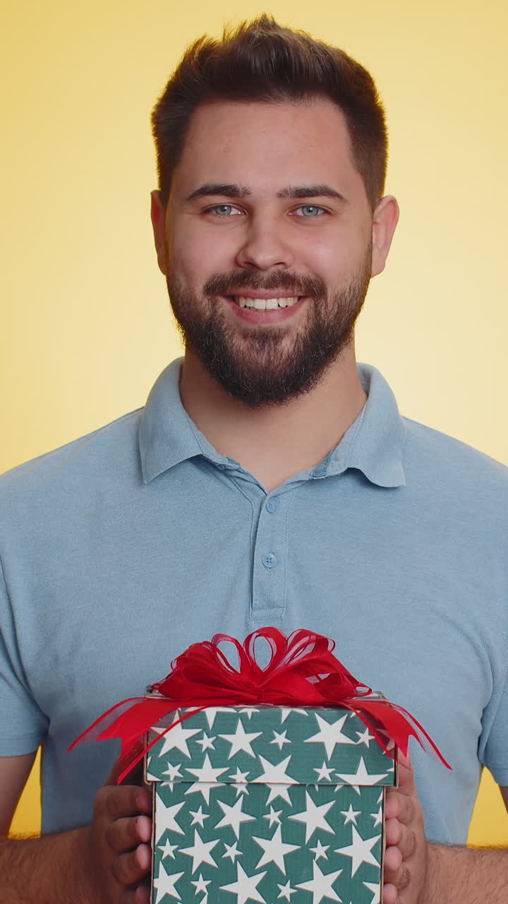 Giovane che presenta una scatola di regali di compleanno offre un regalo avvolto un bonus di carriera per festeggiare la festa di vendita