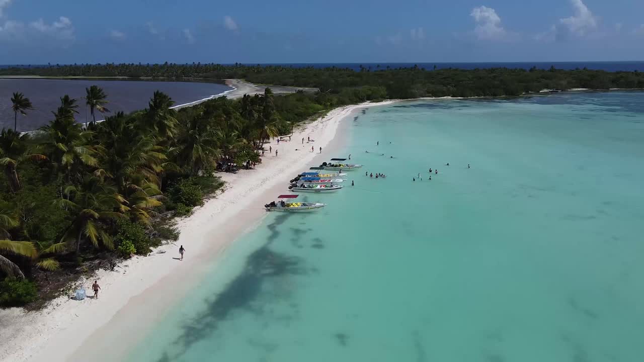 Incredibile immagine aerea con drone della spiaggia di mare