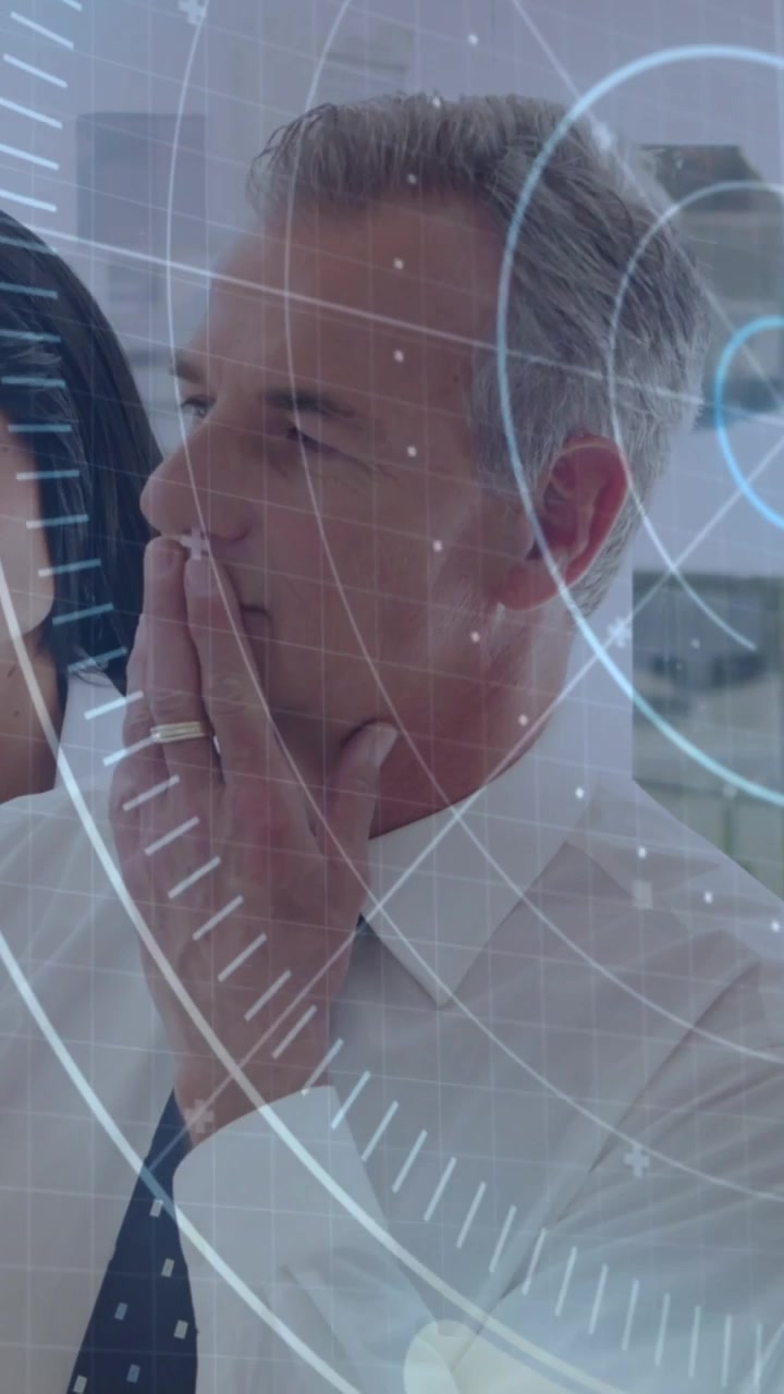 Video verticale: Un manager, dopo uno sguardo, si china e bacia calorosamente la guancia del partner, con un'interfaccia HUD sovrapposta.