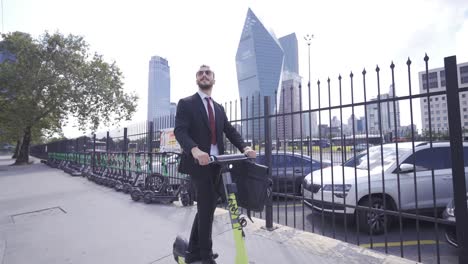 zakenman op een elektrische scooter met een koffer.