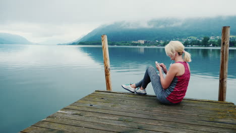 Immer-Verbunden---Eine-Frau-Benutzt-Ein-Smartphone