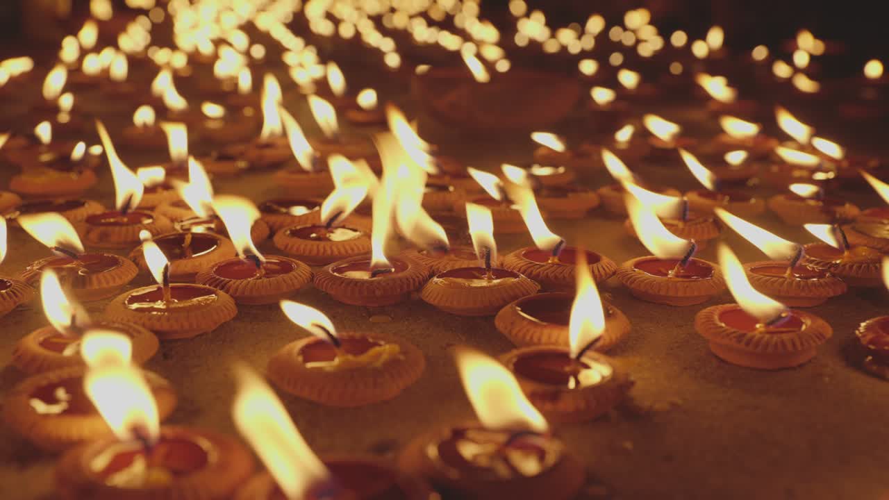 Lume di candela in una cerimonia religiosa con profondità di campo ridotta