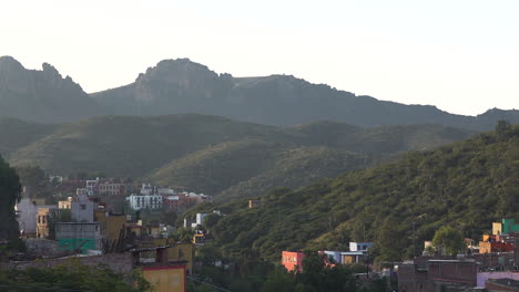 una hermosa cara de montaña en las afueras de la ciudad de guanajuato en el centro de méxico