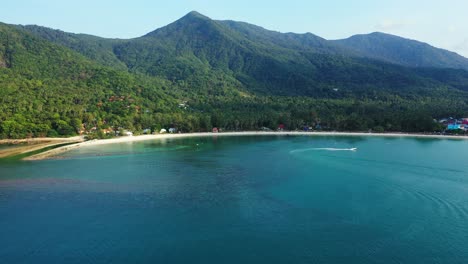 Lancha-Rápida-A-La-Deriva-En-La-Tranquila-Laguna-De-Tailandia