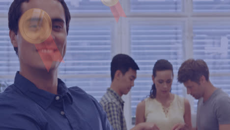 animación de medallas cayendo sobre un grupo diverso de personas de negocios