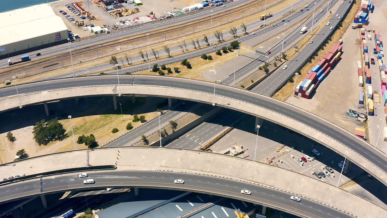 도시 고속도로 교차로 와 항구 의 공중 사진