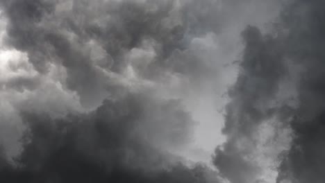 Blick-Auf-Wolken-Und-Gewitter